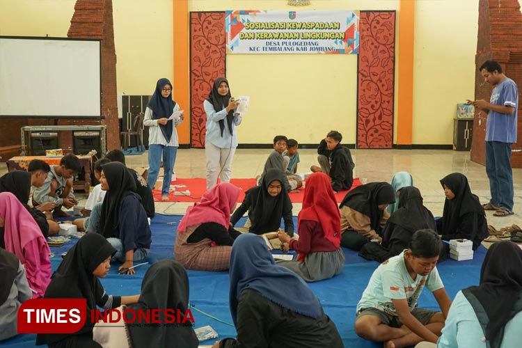 Suasana Workshop Inspiratif pembuatan kerajinan jam dinding dari stik ice cream di Kantor Desa Pulogedang, Kec. Tembelang Kab. Jombang, Minggu (18/6/2023). (FOTO: Rohmadi/TIMES Indonesia)