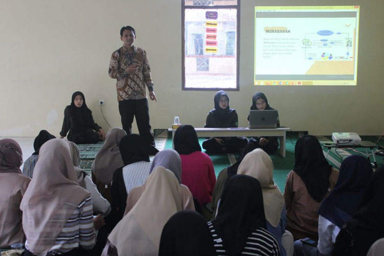 Abdullah Syakur Novianto, SE., MM bersama tim penelitian saat menyampaikan materi pembiayaan pada UMKM. (FOTO: AJP TIMES Indonesia)