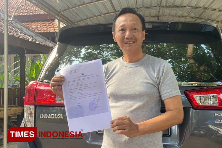 Agus Susanto, pegawai BUMN yang merasa dirugikan oleh pihak Bank BRI Cabang Makassar Panakkukang, karena BPKB asli kendaraannya tidak diberikan setelah kredit dilunasi. (Foto : Fazar Dimas/TIMES Indonesia)