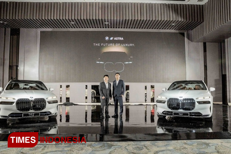 (Kiri-kanan) Chief Executive BMW Astra Sanfrantis Tanu dan Kepala Cabang BMW Astra Surabaya Octa Wibowo saat peluncuran BMW The 7 di Surabaya, Senin (19/6/2023). (Foto: Lely Yuana/TIMES Indonesia)