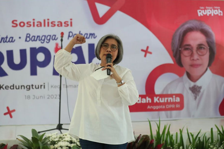 Indah Kurnia saat mengisi materi dihadapan ratusan warga. (FOTO: AJP TIMES Indonesia)
