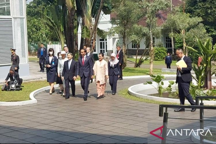Presiden RI Joko Widodo dan Ibu Negara Iriana menerima kunjungan Kaisar Jepang Hironomiya Naruhito dan Permaisuri Masako di Istana Kepresidenan Bogor, Senin (19/6/2023). (FOTO: ANTARA/Mentari Dwi Gayati)