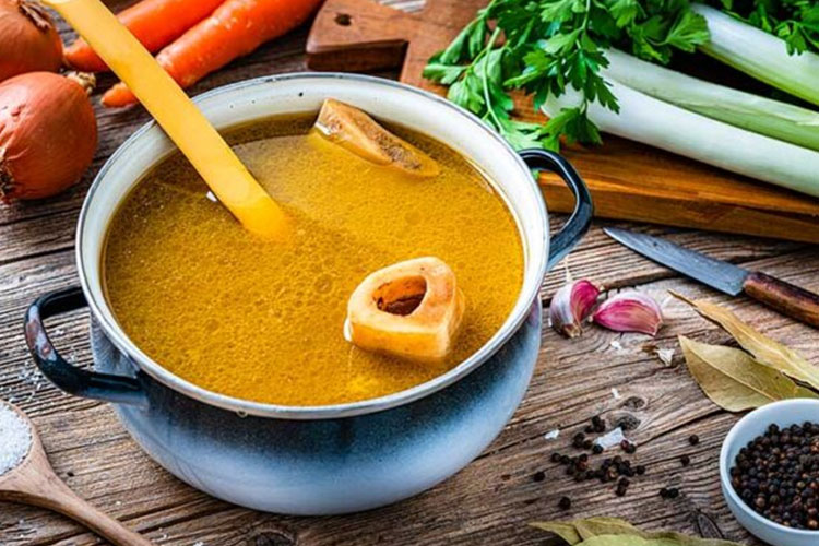 Kaldu tulang salah satu asupan kolagen. (FOTO: health.clevelandclinic.org)