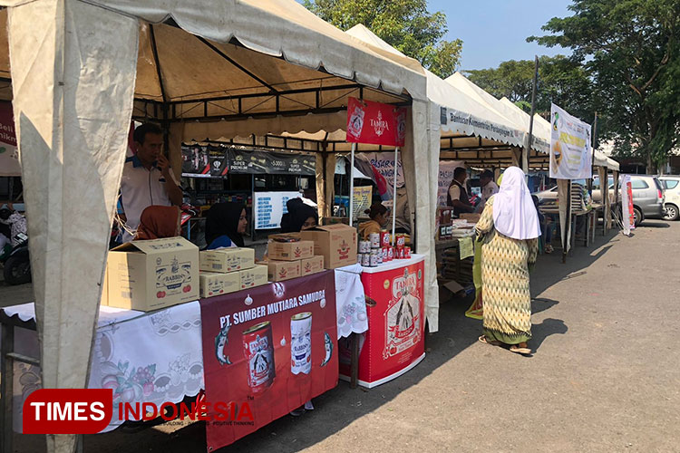 Pelaksanaan operasi pasar murah jelang hari raya Idul Adha 2023 di Pasar Jajag, Kecamatan Gambiran, Banyuwangi, Jawa Timur.  (Foto: Ahmad Sahroni/TIMES Indonesia)
