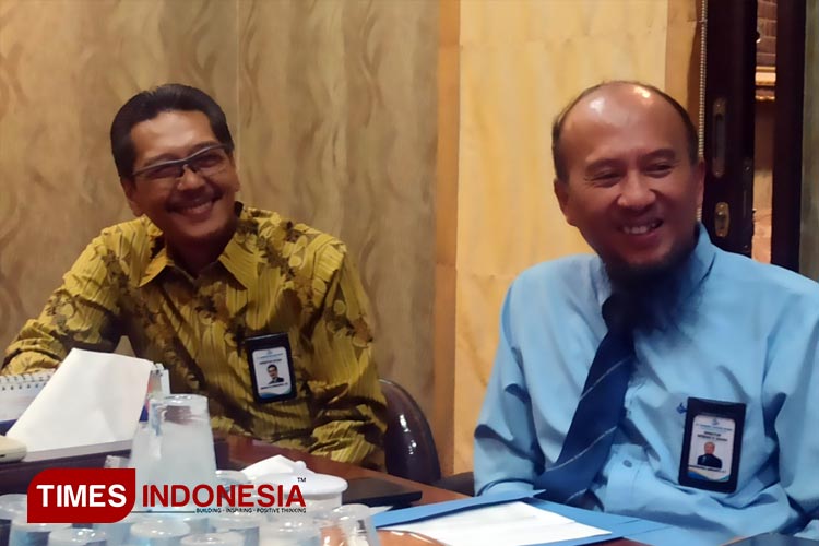 Direktur Utama DLU Erwin H. Poedjono (kiri) saat press conference jelang Penganugerahan Penghargaan DLU 2023 (Mitra DLU Award 2023) di Kantor DLU, Jalan Kanginan Surabaya, Senin (19/6/2023). (FOTO: Lely Yuana/TIMES Indonesia)