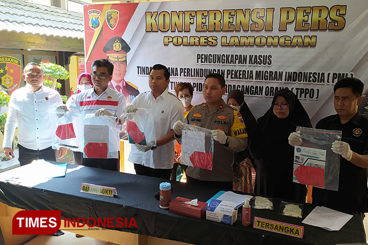 Polres Lamongan merilis pengungkapan kasus perdagangan orang, Senin (19/6/2023). (FOTO: MFA Rohmatillah/TIMES Indonesia)