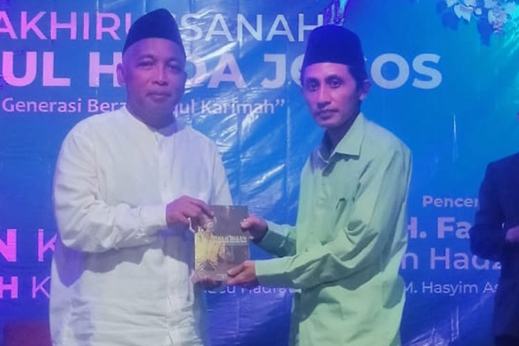 Aang saat menyerahkan buku Mbah Ihsan kepada cucu Hadratus Syeh KH. M. Hasyim Asy'ari, KH Fahmi Hadzik. (Foto: dok pribadi)