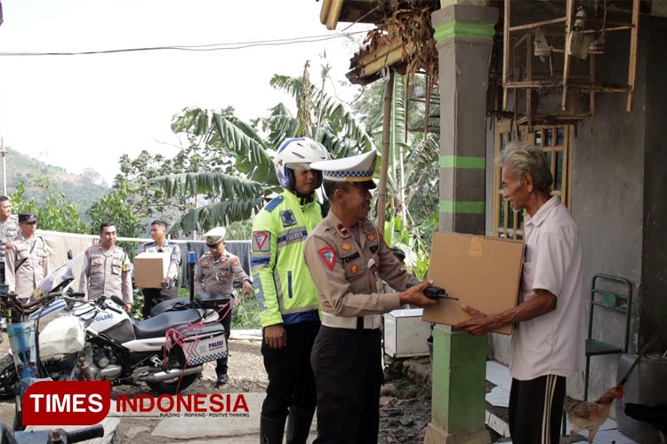 Cara Polisi Berbagi Kebahagiaan HUT Bhayangkara kepada Warga Kurang Mampu di Majalengka