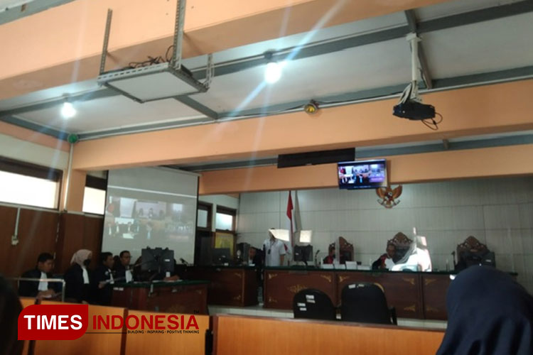 Suasana persidangan 8 terdakwa demo usut tuntas Tragedi Kanjuruhan beruju pengerusakan kantor Arema FC di PN Malang. (Foto: Rizky Kurniawan Pratama/TIMES Indonesia)