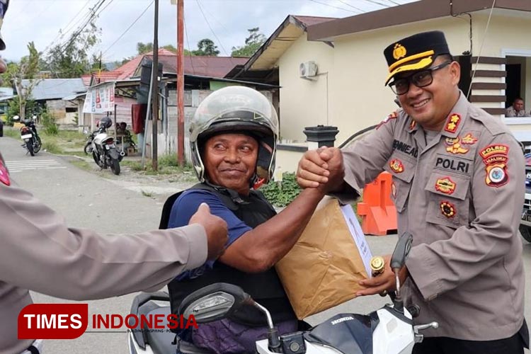 Sambut Hari Bhayangkara Ke&#45;77, Polres Seram Bagian Barat Salurkan Bansos