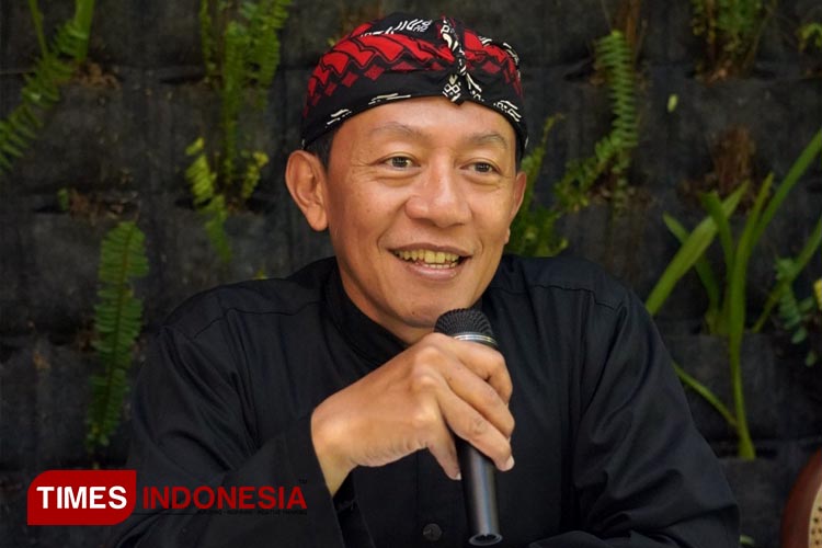 Kepala OJK R2 Jawa Barat, Indarto Budiwitono memaparkan perkembangan positif literasi dan inklusi keuangan Jawa Barat 2023. (FOTO: Djarot/TIMES Indonesia)