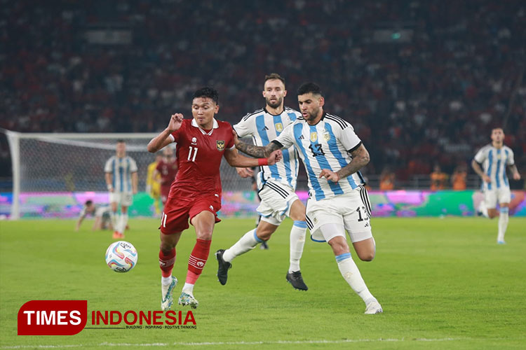 Pertandingan Timnas Indonesia vs Argentina, Senin (19/6/2023). (FOTO: Tria Adha/TIMES Indonesia)
