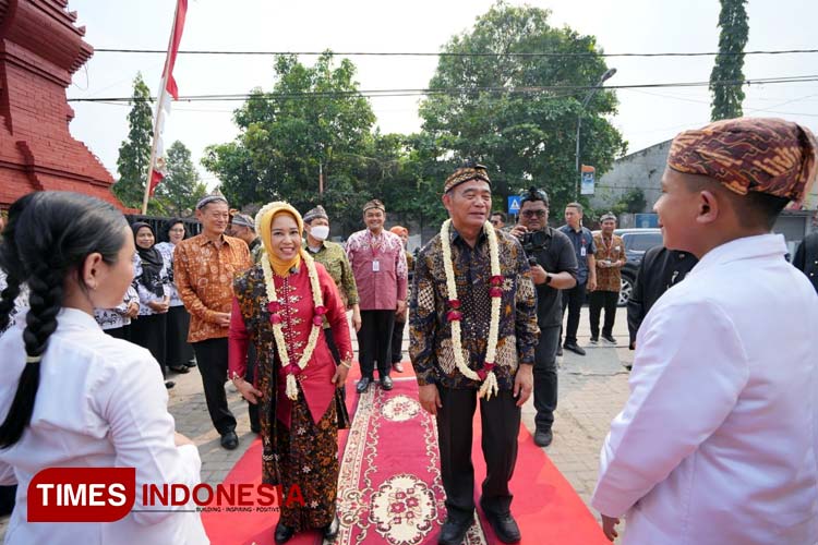 Foto: Kedatangan Menko PMK bersama Wali Kota Mojokerto di SDN Purwotengah, sekolah tempat Soekarno Kecil menimba ilmu, Selasa (20/6/2023) (Foto: Dok. Kominfo for TIMES Indonesia)
