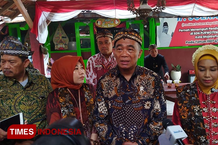 Menko PMK, Muhajir Efendi (tengah) saat ditemui awak media di SDN Purwotengah, Kota Mojokerto, Jawa Timur, Selasa (20/6/2023) (FOTO: Thaoqid Nur/TIMES Indonesia)