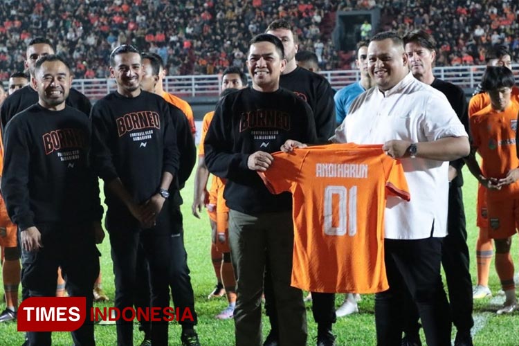 Presiden Borneo FC Nabil Husein memberi jersey bernomor punggung 1 ke Wali Kota Samarinda Andi Harun. (FOTO: Diskominfo Samarinda for TIMES Indonesia)