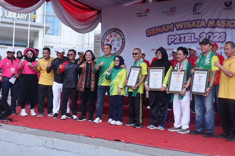 Persatuan Pensiunan Telkom Cetak Rekor MURI Senam Wisata Nasional di Surabaya