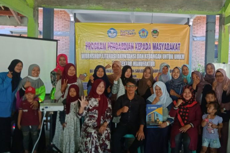 Kebersamaan antara warga Desa Klumutan dan tim pengabdian dari Pendidikan Akuntasi Unipma. (Foto: Humas UNIPMA for TIMES Indonesia)
