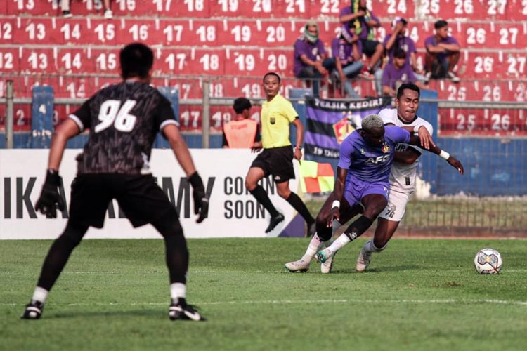 laga uji coba Persik Kediri melawan Madura United (FOTO: dok Persik)