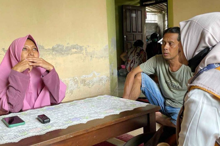 Prateka Winarti, warga Kabupaten Jember saat menceritakan pengalamannya tergabung menjadi peserta JKN. (Foto: AJP TIMES Indonesia) 