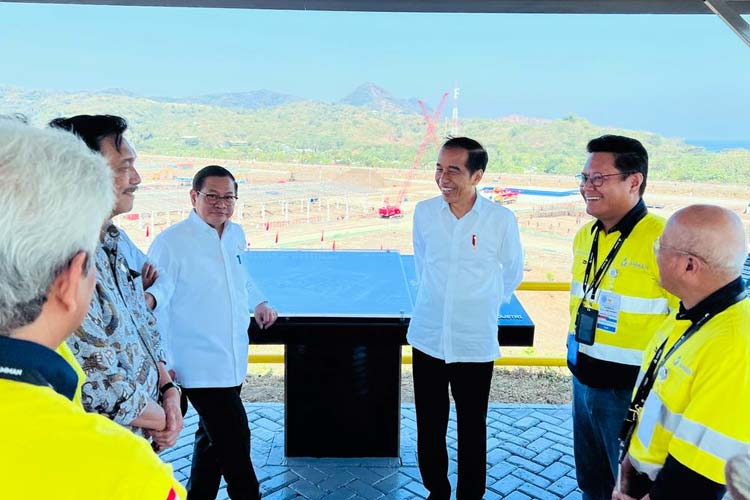 Tinjau Smelter PT AMNT, Presiden Jokowi Tegaskan Pentingnya Integrasi Industri