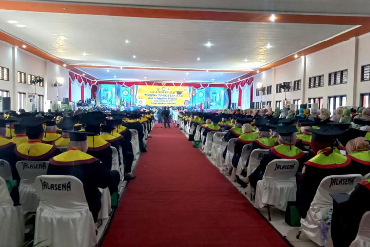 STIKes Husada Jombang Gelar Wisuda dan Pelantikan Profesi dengan Meriah