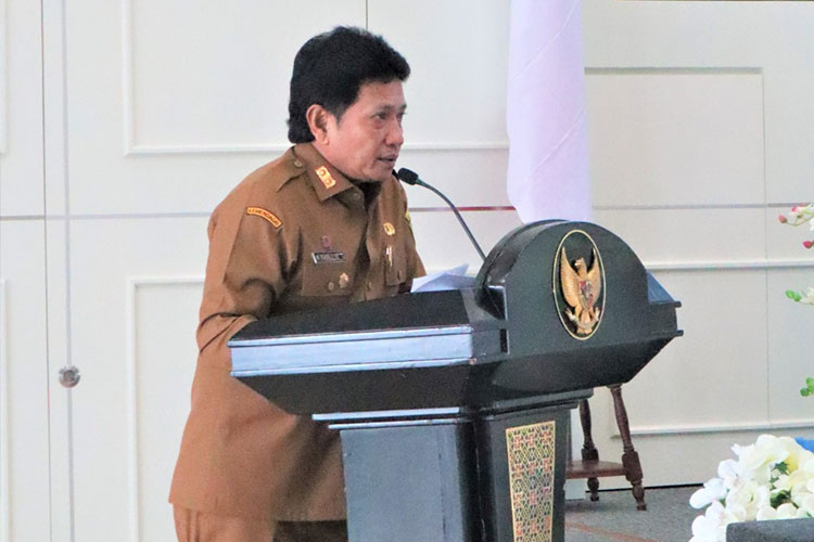 Widya Serahkan Penghargaan Perempuan Berjasa dan Berprestasi di Maluku