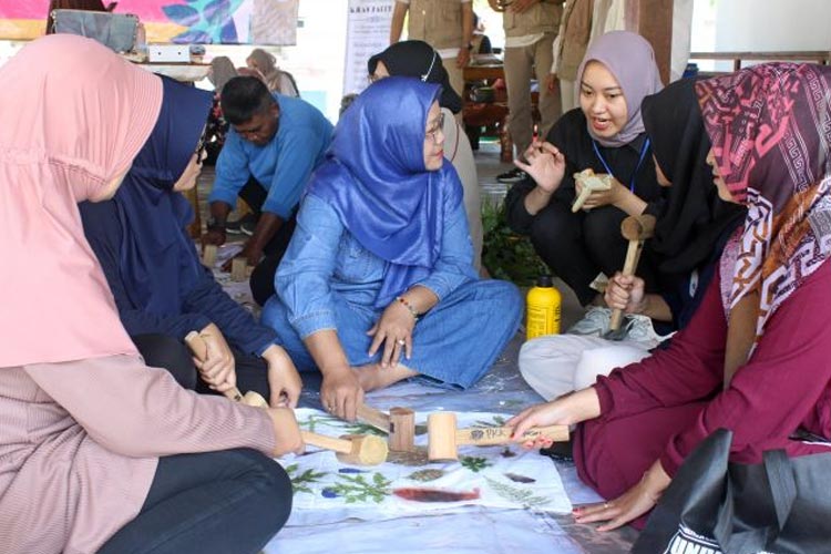 Tingkatkan Perekonomian Masyarakat, UM Gelar Pelatihan Batik Ecoprint