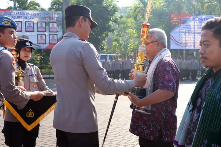 Bantu Jaga Kondusivitas Lingkungan, Kapolres Malang Beri Apresiasi Satkamling