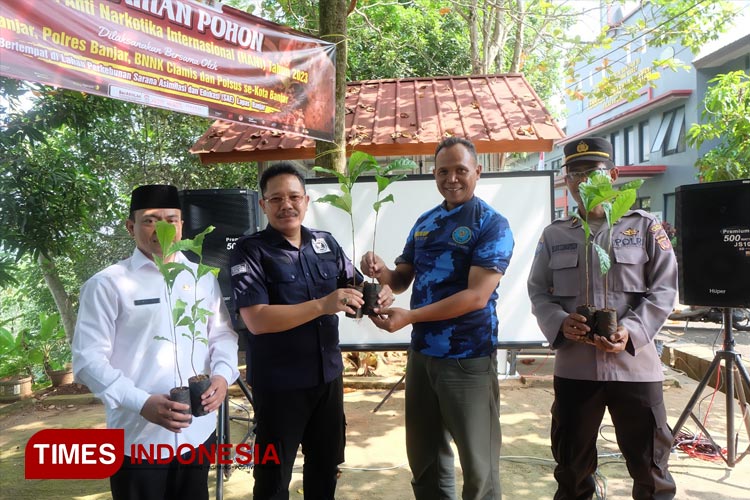 Kalapas Banjar bersama Kepala BNNK Ciamis saat akan melakukan penanaman pohon. (Foto: Susi/TIMES Indonesia) 