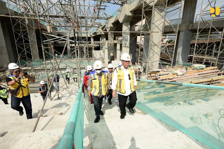 Menteri PUPR RI Basuki Hadimuljono saat meninjau pembangunan gedung Gelanggang Inovasi dan Kreativitas (GIK) Universitas Gadjah Mada (UGM) di Kabupaten Sleman, Rabu (21/6/2023). (FOTO: Biro Komunikasi Publik Kementerian PUPR RI)