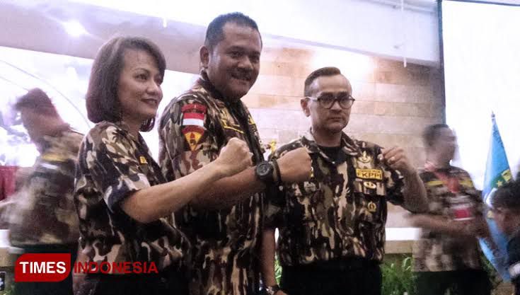 Dessy Silalahi, Ketua Laksamana Malahayati GM FKPPI (kiri) bersama ketum dan waketum GM FKPPI. (Foto: Dokumen TIMES Indonesia) 