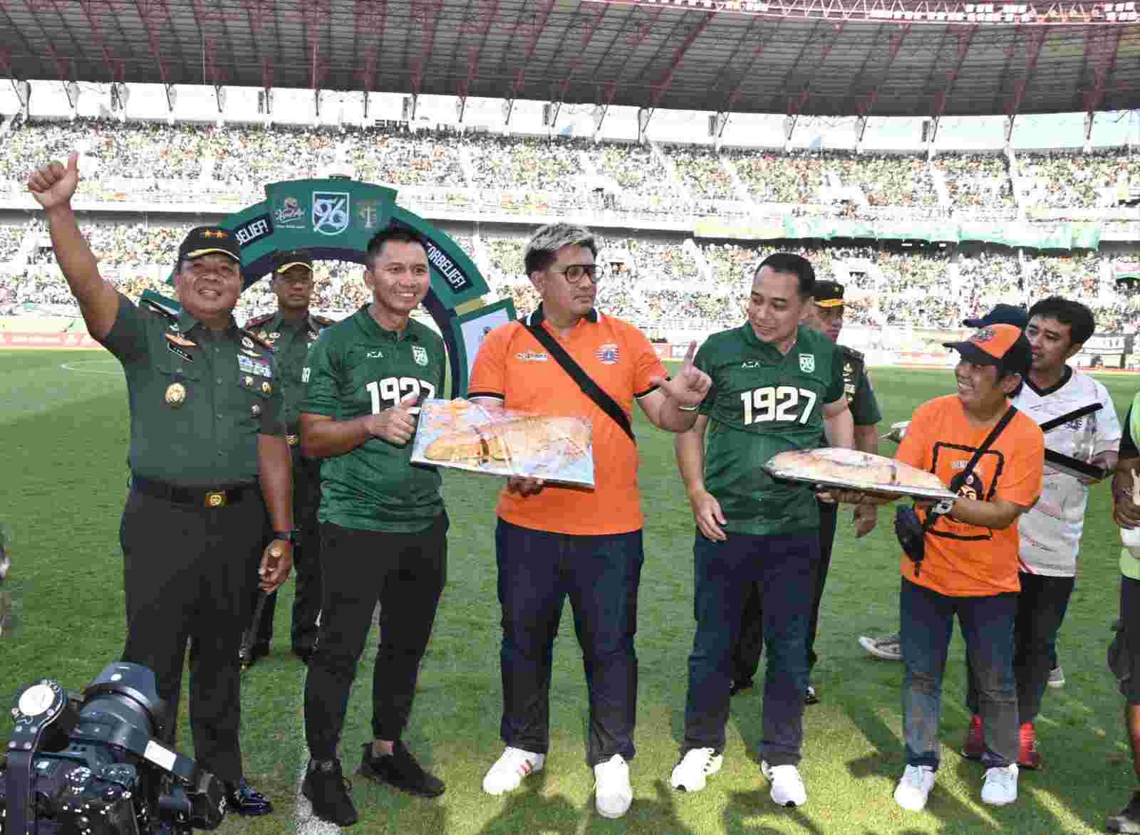 Pangdam Mayjen Farid Makruf bersama walikota Surabaya dan Manajemen Persebaya. (Foto: Syarifah Latowa/TIMES INDONESIA)