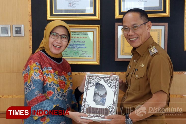 Wakil Bupati Lumajang Hj Indah Amperawati Masdar menyerahkan cenderamata ke Wakil Wali Kota Samarinda H Rusmadi. (Foto: Diskominfo Samarinda for TIMES Indonesia)