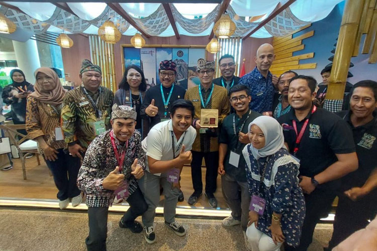 Kawisari Coffee Farm Shop & Eatery Bali Team with the Ministry of Tourism - Sandiaga Uno, and the deputy from Indonesia's Ministry of Tourism office – Made Ayu (2nd picture). (FOTO: AJP TIMES Indonesia)