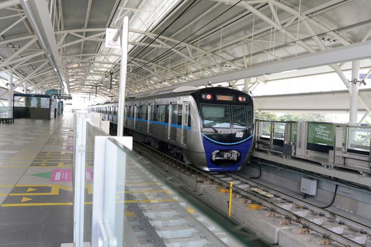 Pemerintah Provinsi DKI Jakarta mengumumkan pemberlakuan tarif khusus Rp1 untuk tiga mode transportasi publik, yaitu TransJakarta, MRT, dan LRT. (Foto: shimz-global)