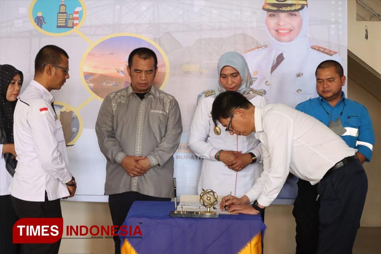 Pimpinan salah satu perusahaan tambang menandatangani MoU kerjasama dengan SMKN 1 Nagan Raya, disaksikan Pj Bupati Fitriany Farhas, Rabu (21/6/2023). (Foto: T. Khairul Rahmat Hidayat/TIMES Indonesia)