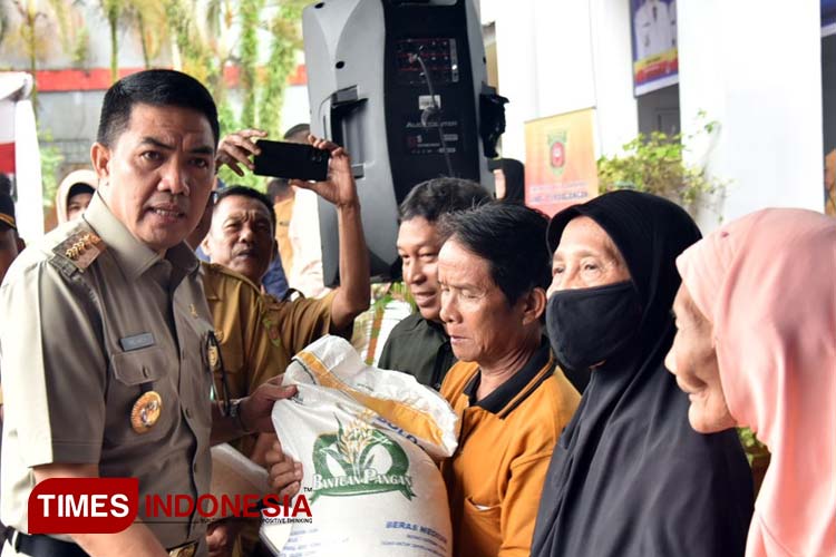 Wali Kota Samarinda Andi Harun menyerahkan beras kepada warga. (Foto: Diskominfo for TIMES Indonesia)