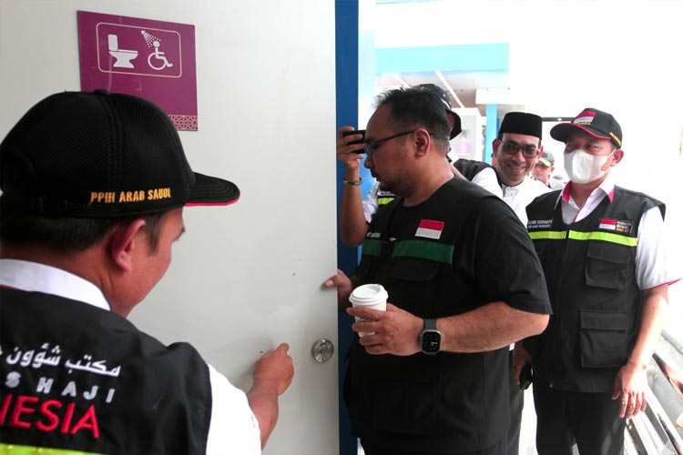 Menteri Agama, Yaqut Cholil Qoumas meninjau fasilitas untuk jemaah haji Indonesia di Mina. (FOTO: MCH 2023)