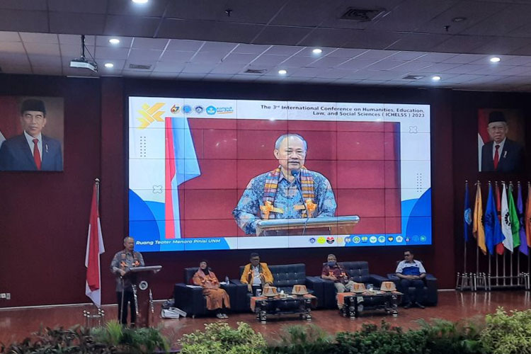 Rektor UNJ Beberkan Tantangan Terbesar Pendidikan Nasional Selain Teknologi dan Literasi Pada ICHELSS-HISPISI 2023 di UNM