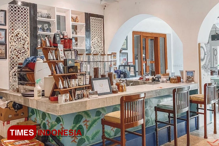 Desain interior yang unik, modern dan semi outdoor, Kawisari Cafe & Eatery menciptakan suasana yang nyaman dan cocok untuk berkumpul dengan teman, keluarga, atau rekan bisnis. (FOTO: AJP TIMES Indonesia)