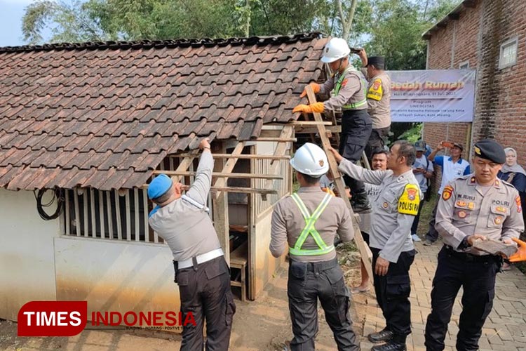 Pelaksanaan bedah rumah dan pembangunan masjid oleh Polresta Malang Kota. (FOTO: Dok. Polresta Malang Kota/TIMES Indonesia)