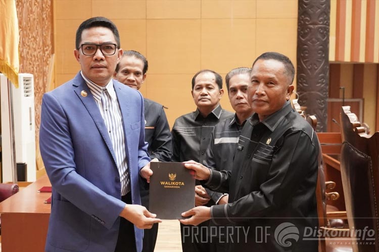 Wali Kota Samarinda Andi Harun menyerahkan laporan ke Ketua DPRD Samarinda Sugiyono. (Foto: Diskominfo Samarinda for TIMES Indonesia) 