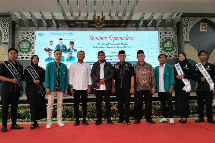 Wakil Rektor 3 Unisma Malang bersama Bupati Sumenep Ahmad Fauzi dan para narasumber seminar. (FOTO: AJP TIMES Indonesia)