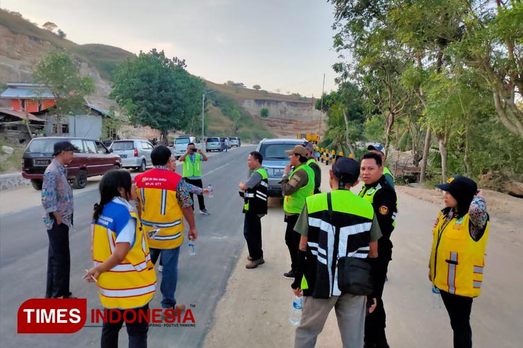 Pejabat Pembuat Komitmen 1.4 Prov NTT dan BPJN NTT saat Monitoring evaluasi pembangunan Alih Trase Bandara UMK Waingapu. (Foto: Habibudin/TIMES Indonesia)