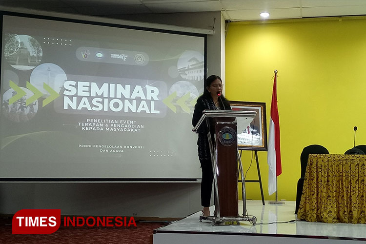 Endang Komesty S, S.S., M.M.Par., Wakil Direktur 1 Bidang akademik dan Penjaminan Mutu memberikan sambutan dalam acara seminar (Foto l: Djarot/TIMES Indonesia)