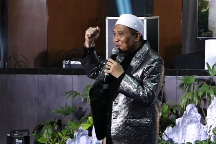 KH Zain Baik dalam pengajian Akbar yang dilakukan di Universitas Gajayana Malang, Sabtu (17/6/2023). (Foto: Dok. Uniga Malang)