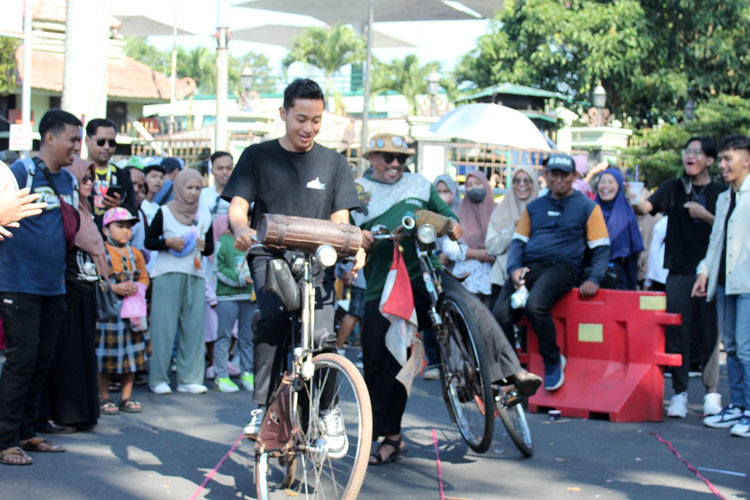 Fun game sepeda onthel yang diselenggarakan oleh KOSTI Kota Malang dan Raftel Creative .(FOTO: Raftel Creative for TIMES Indonesia)