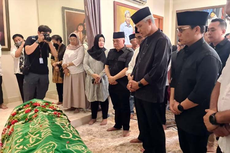 Ganjar Pranowo Melayat ke Rumah Duka Desmond J Mahesa. (Foto: Tim Media Ganjar Pranowo)
