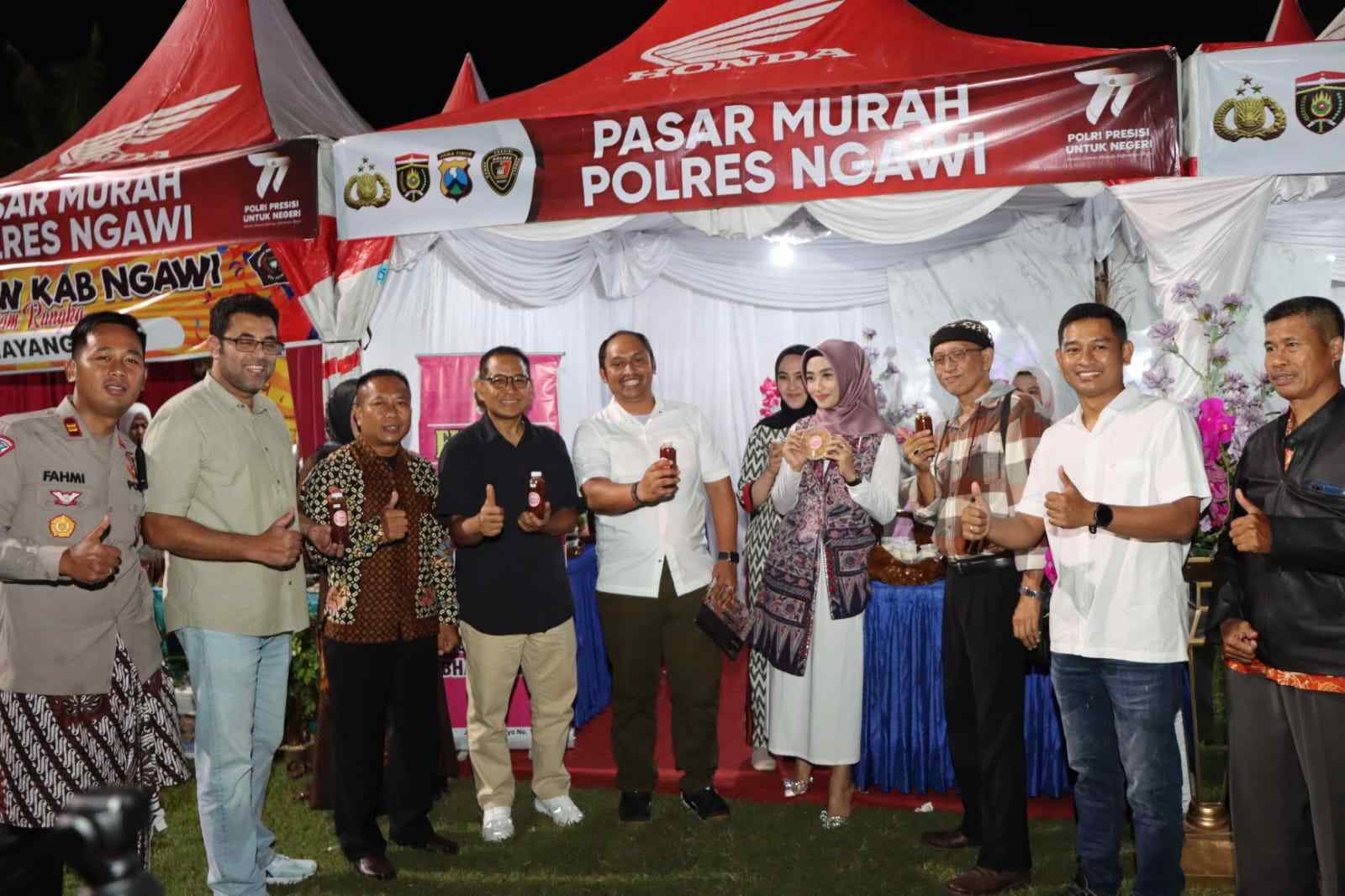 Kapolres Ngawi bersama peserta Pasar Murah Polres Ngawi. (Foto: DMR for TIMES INDONESIA)