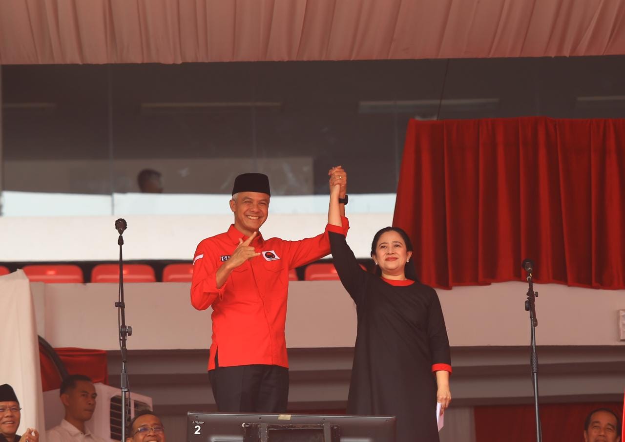 Puan Maharani dan Ganjar Pranowo mengepalkan tangan bersatu di hadapan ratusan ribu kader PDIP di Stadion GBK. (Foto: Tria Adha/TIMES Indonesia) 